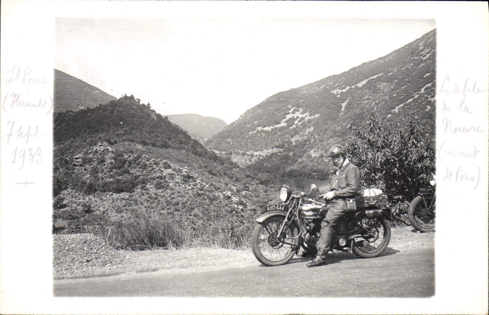 CARTE PHOTO Moto Saint Pons 1933 Le defile de la Nouvre avant Saint Pons Herault