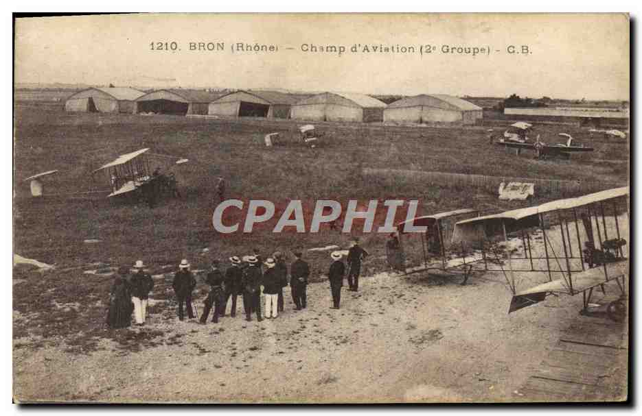 CPA Avion Aviation Bron Champ d'aviation 2eme groupe 