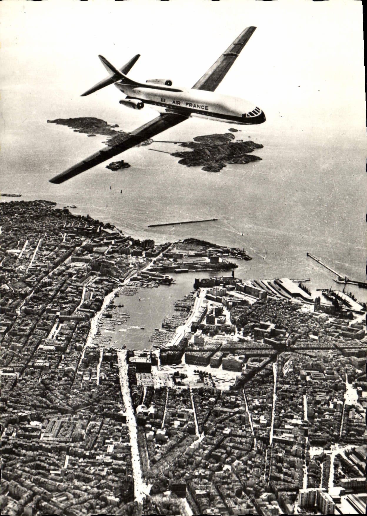 Avion Air France au-dessus de Marseille — publicité Air France pour les vols vers l'Algérie