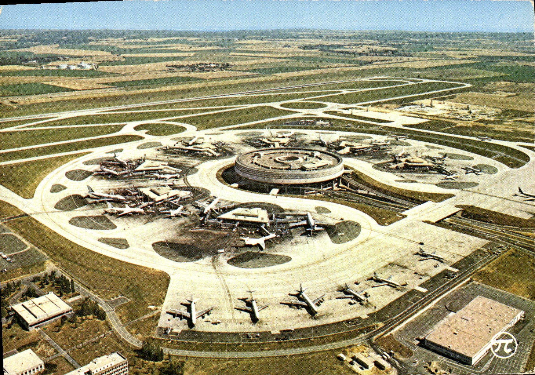 CPM Avion Aviation Roissy en France Vue generale de l'aeroport Charles de Gaulle