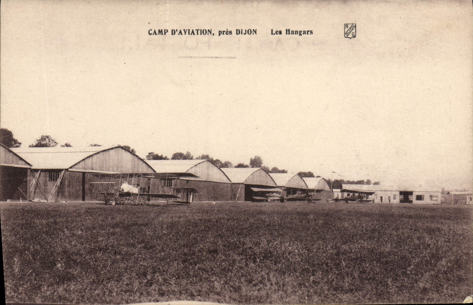 CPA Avion Aviation Camp d'aviation pres Dijon Les hangards