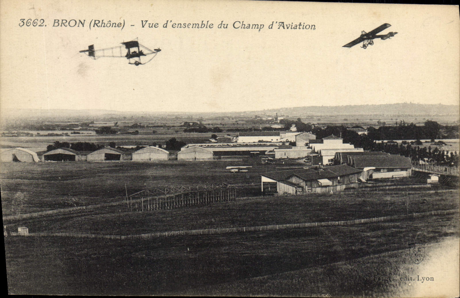 CPA Avion Aviation Bron Vue d'ensemble du champ d'aviation 