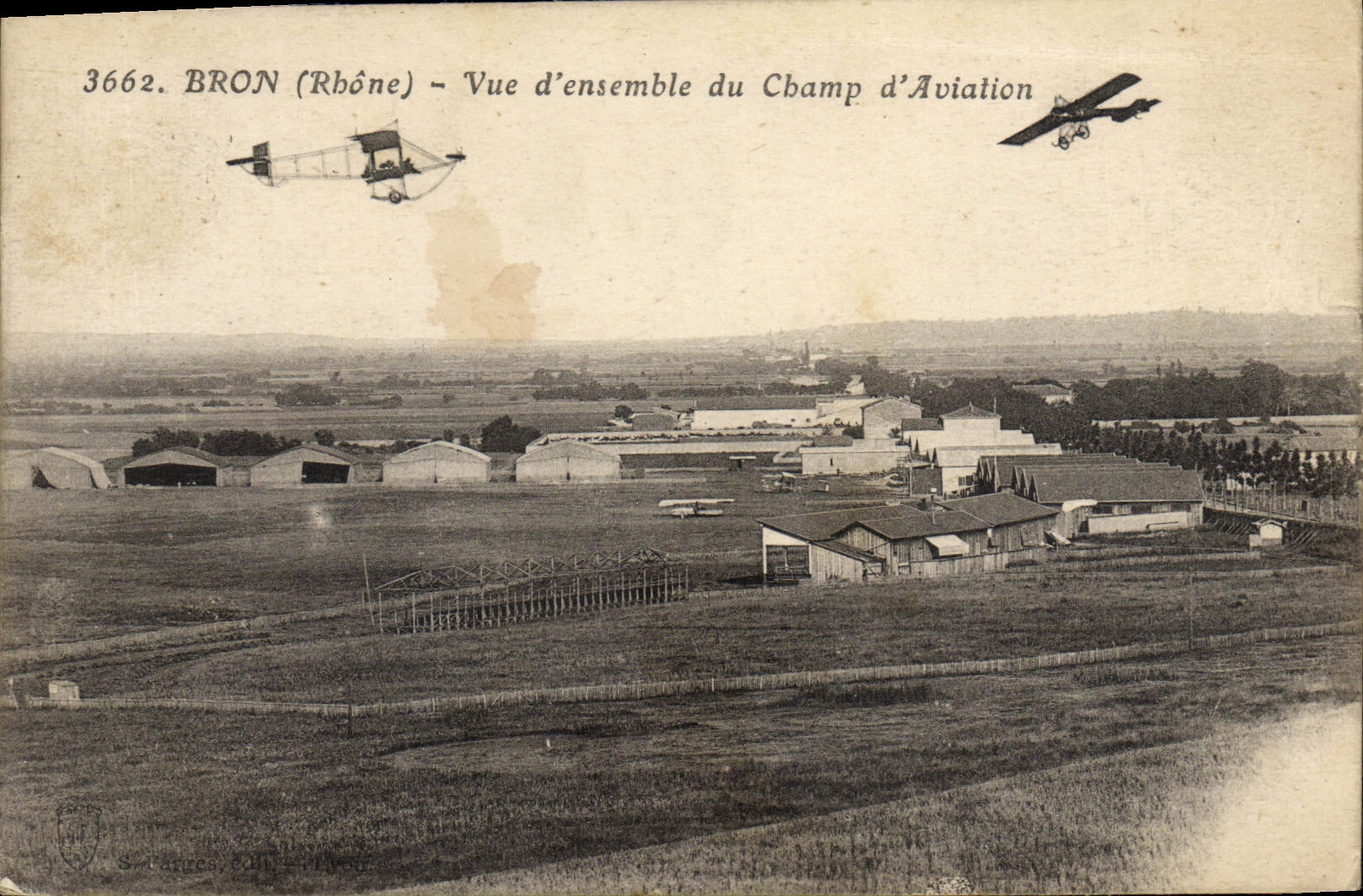 CPA Avion Aviation Bron Vue d'ensemble du champ d'aviation