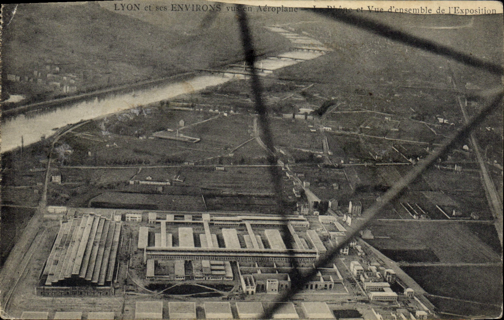 CPA Avion Aviation Lyon et ses environs vus en aeroplane Le Rhone et vue d'ensemble de l'exposition 