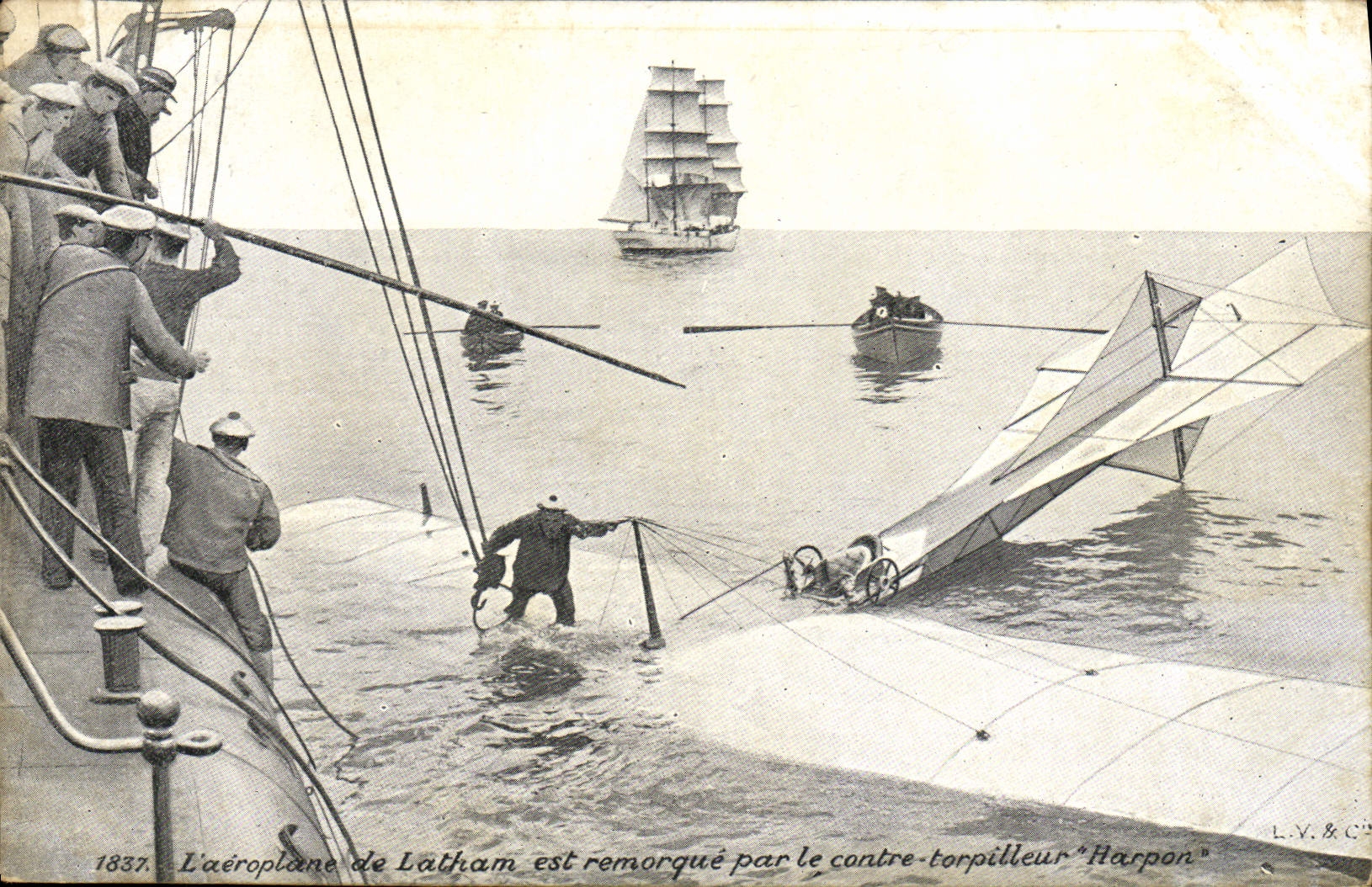 CPA Avion Aviation L'aeroplane de Latham est remorque par le contre torpilleur Harpon 