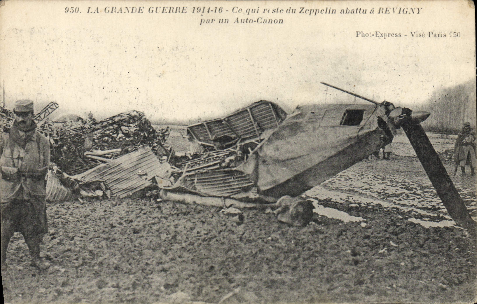 CPA Avion Aviation Ce qui reste du zeppelin abattu a Revigny par un auto canon 