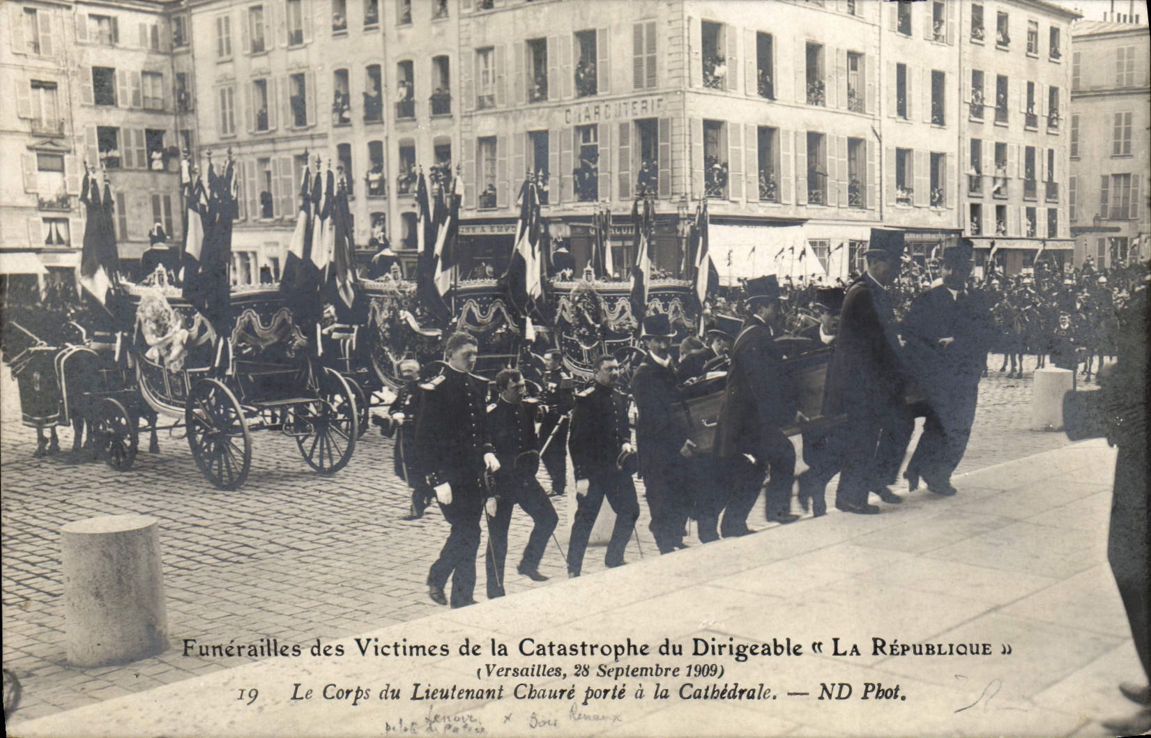 CPA Avion Aviation Funerailles des victimes de la catastrophe du dirigeable La Republique Versailles 
