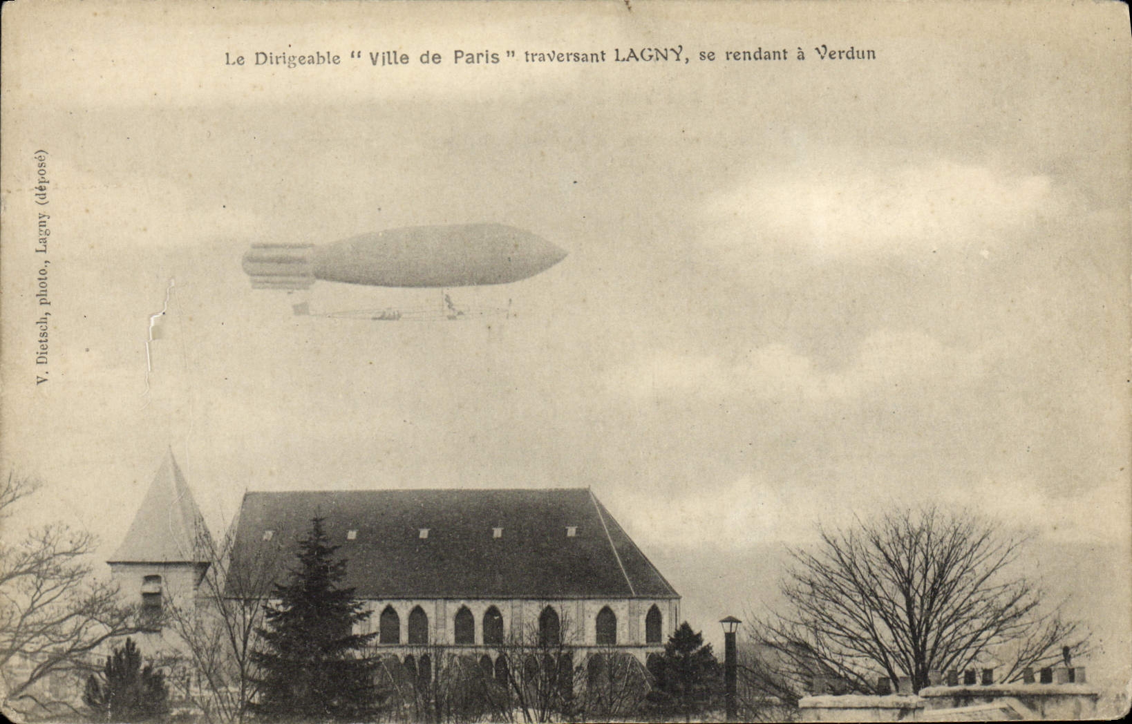 CPA Avion Aviation Dirigeable Ville de Paris traversant Lagny se rendant a Verdun Zeppelin