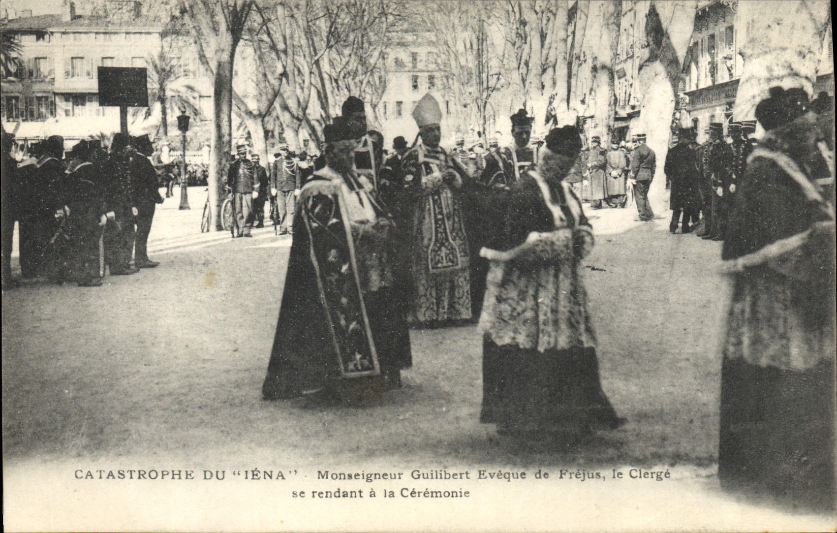 Catastrofe del "Iéna" — Monsignore Guillibert Vescovo di Fréjus, il Clero che si reca alla Cerimonia — Ateliers de Phototypie Guende Marseille