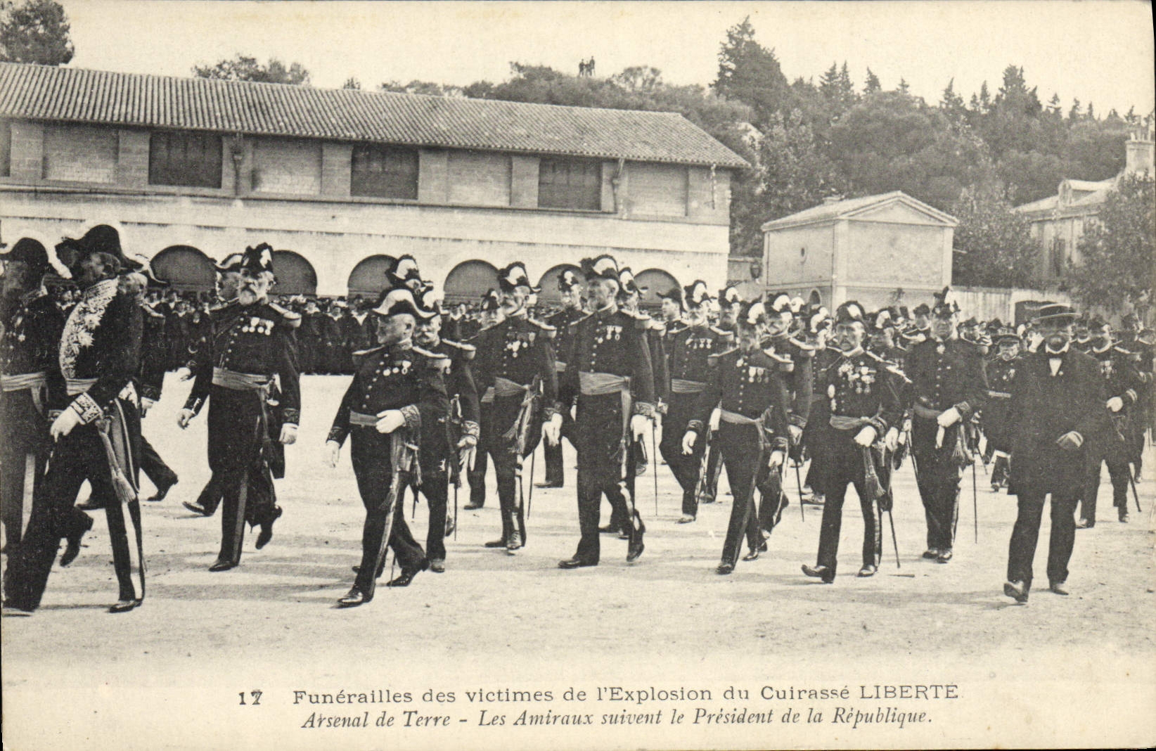 Funérailles des victimes de l'Explosion du Cuirassé LIBERTE — Arsenal de Terre — Éditeur : Établissements d'Impressions Phototypiques Marius Bar, Toulouse