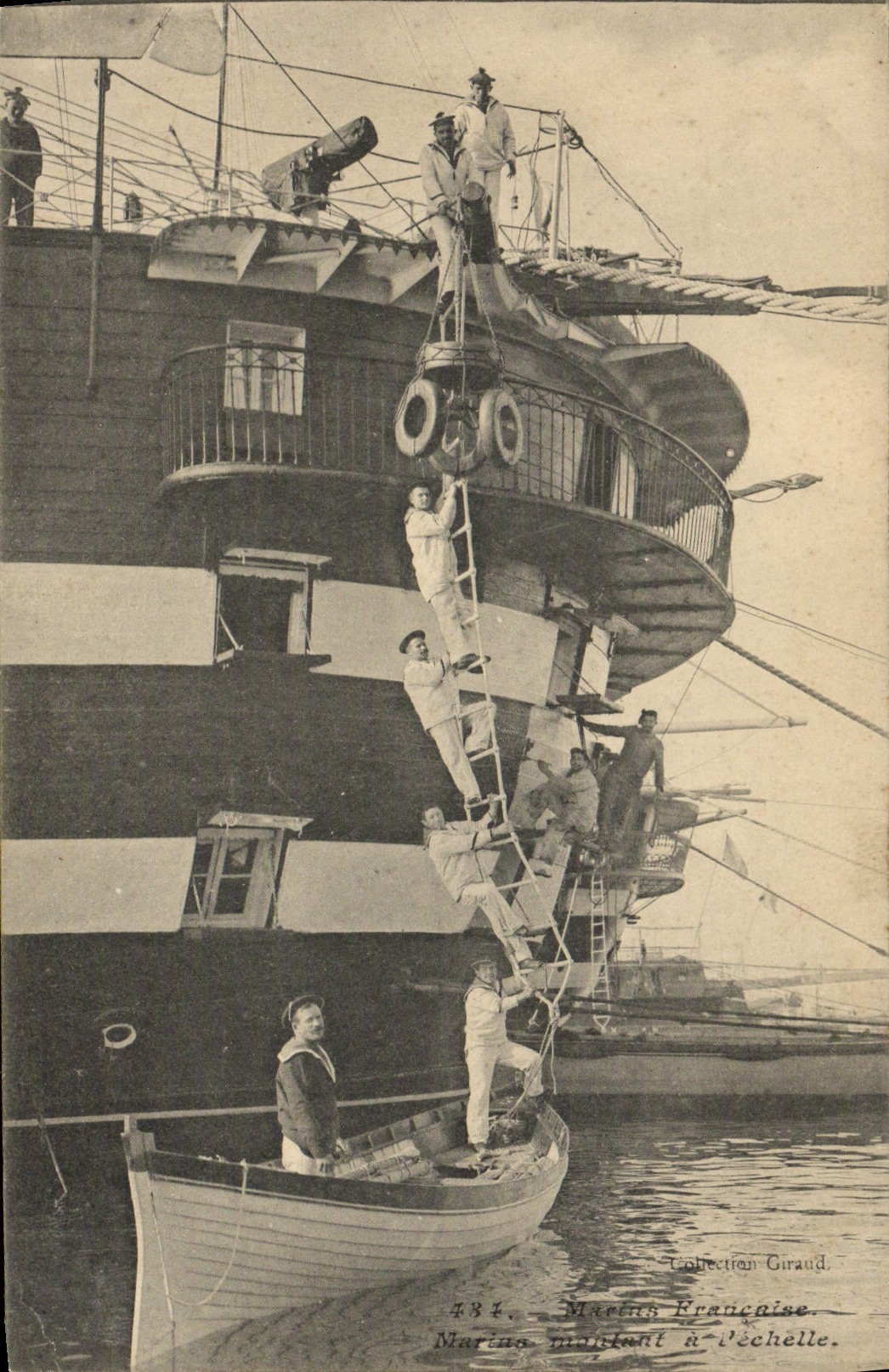 CPA Bateau Guerre Marins montant a l'echelle 