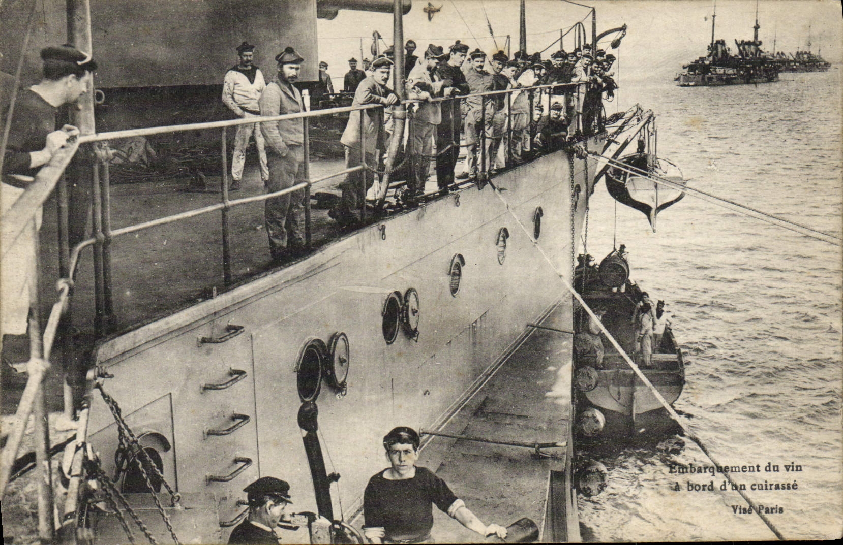 CPA Bateau Guerre Embarquement du vin a bord d'un cuirasse 