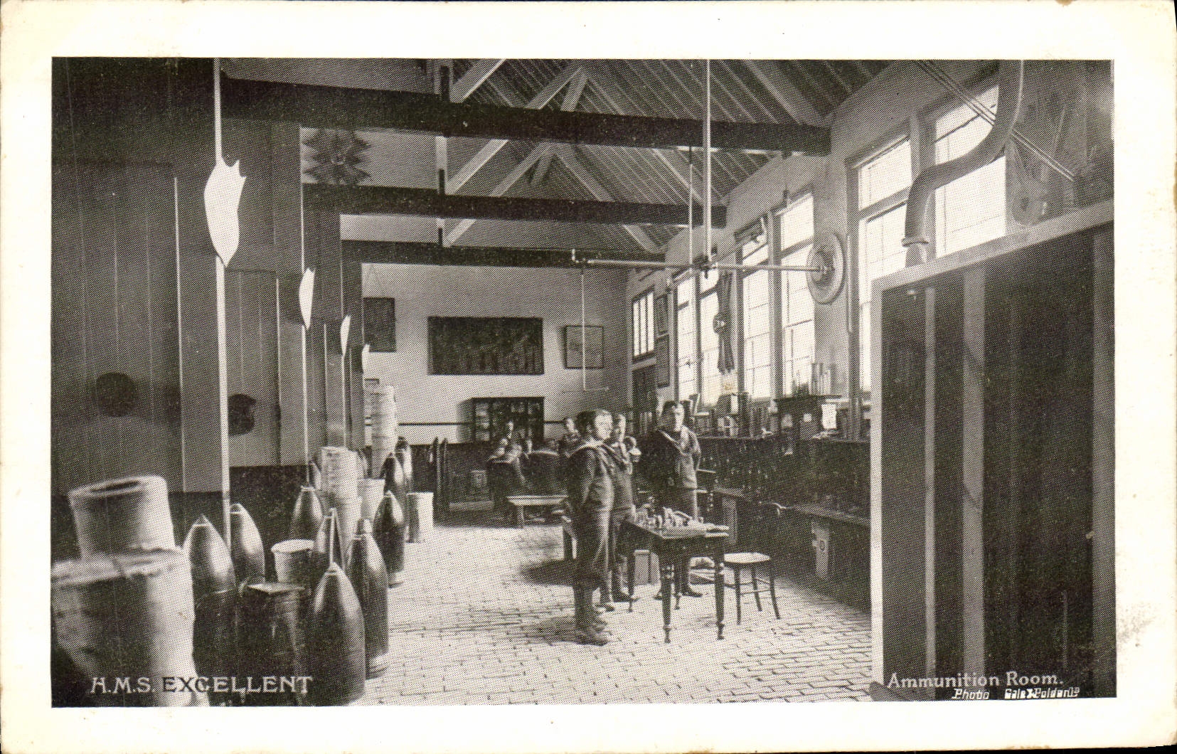 H.M.S. EXCELLENT — Salle d'armement — Photo Gala & Polden Ltd