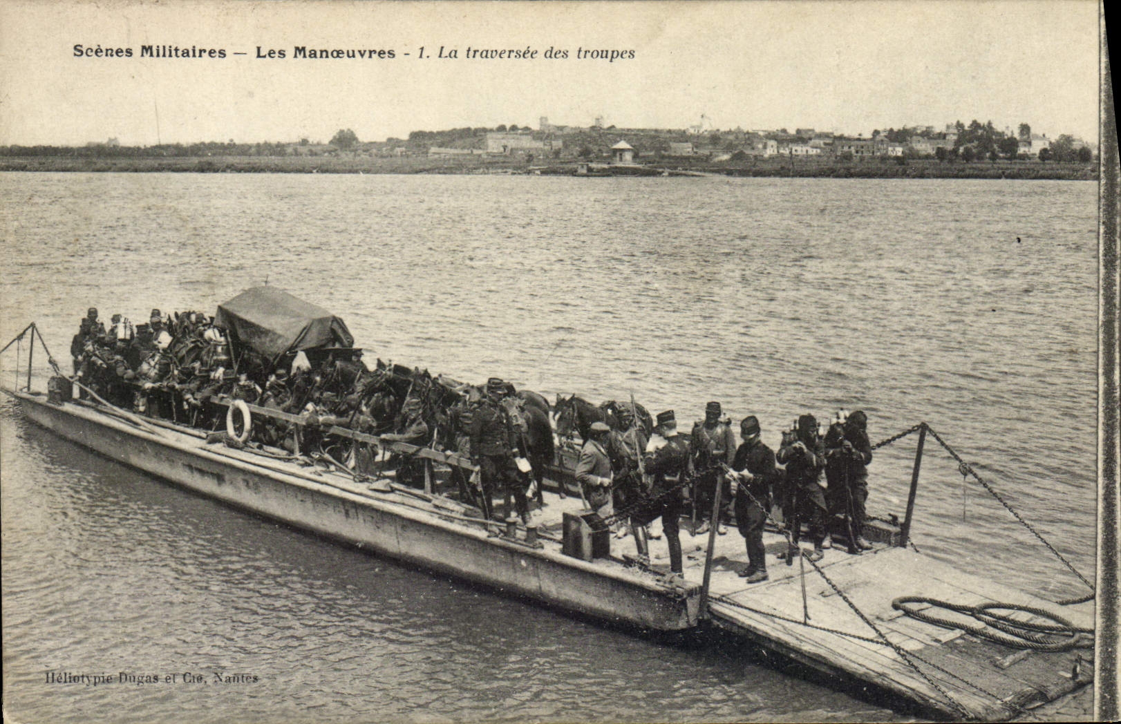 Escenas Militares — Las Maniobras - 1. La travesía de las tropas — Heliotipia Dugas y Cie, Nantes