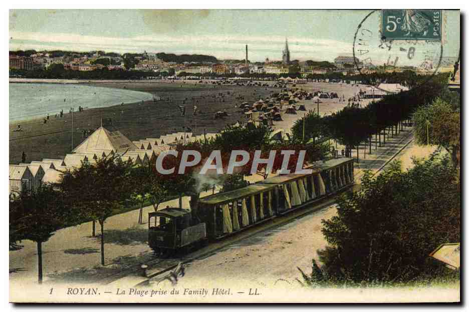 CPA Tramway Royan La plage prise du Family Hotel 