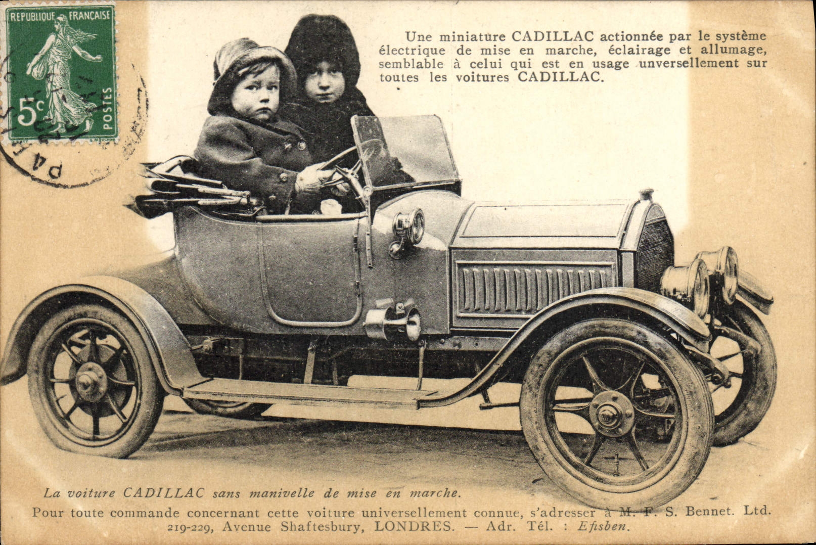 Dos niños en una miniatura Cadillac — editor M. P. S. Bennet Ltd. Londres