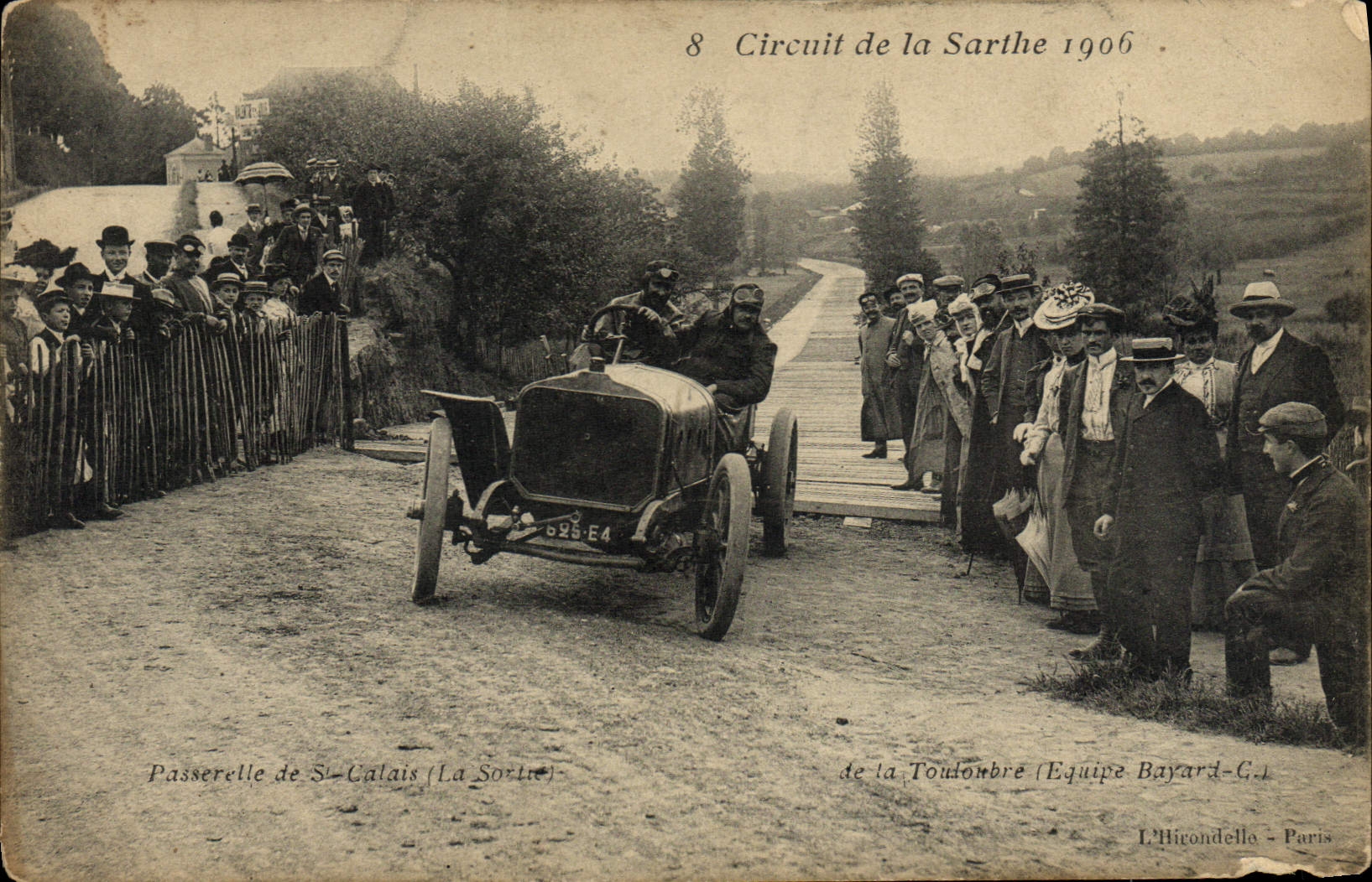 Circuit de la Sarthe 1906 — Passerelle de S-Calais (La Sortie) — Équipe Bayard-C.1 — L’Hirondele - Paris