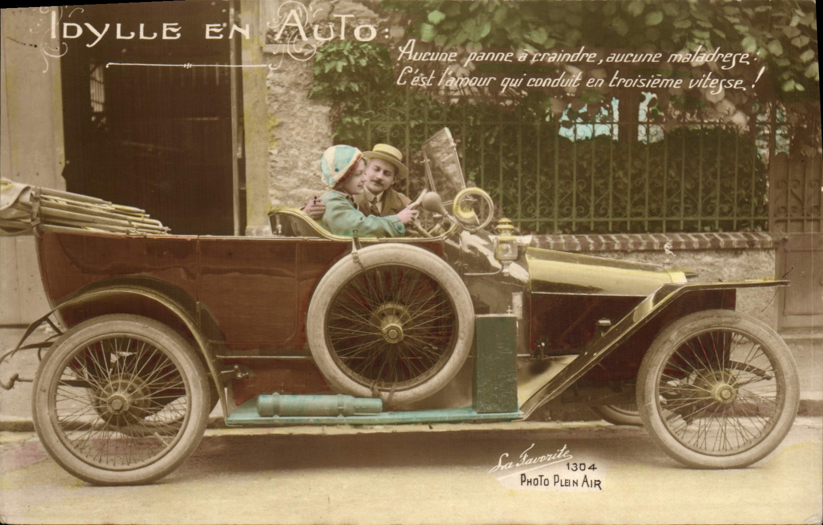 Idylle en Auto — Aucune panne à craindre, aucune maladresse : C’est l’amour qui conduit en troisième vitesse. — La Favorite 1304, Photo Plein Air