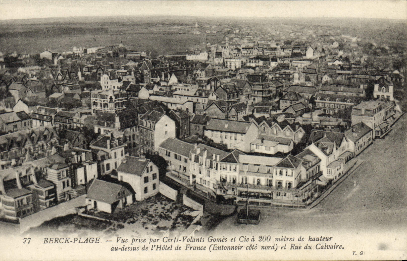 CPA Berck Plage Vue prise par cerfs volants Gomes et Cie au dessus de l'Hotel de France et rue du Calvaire 