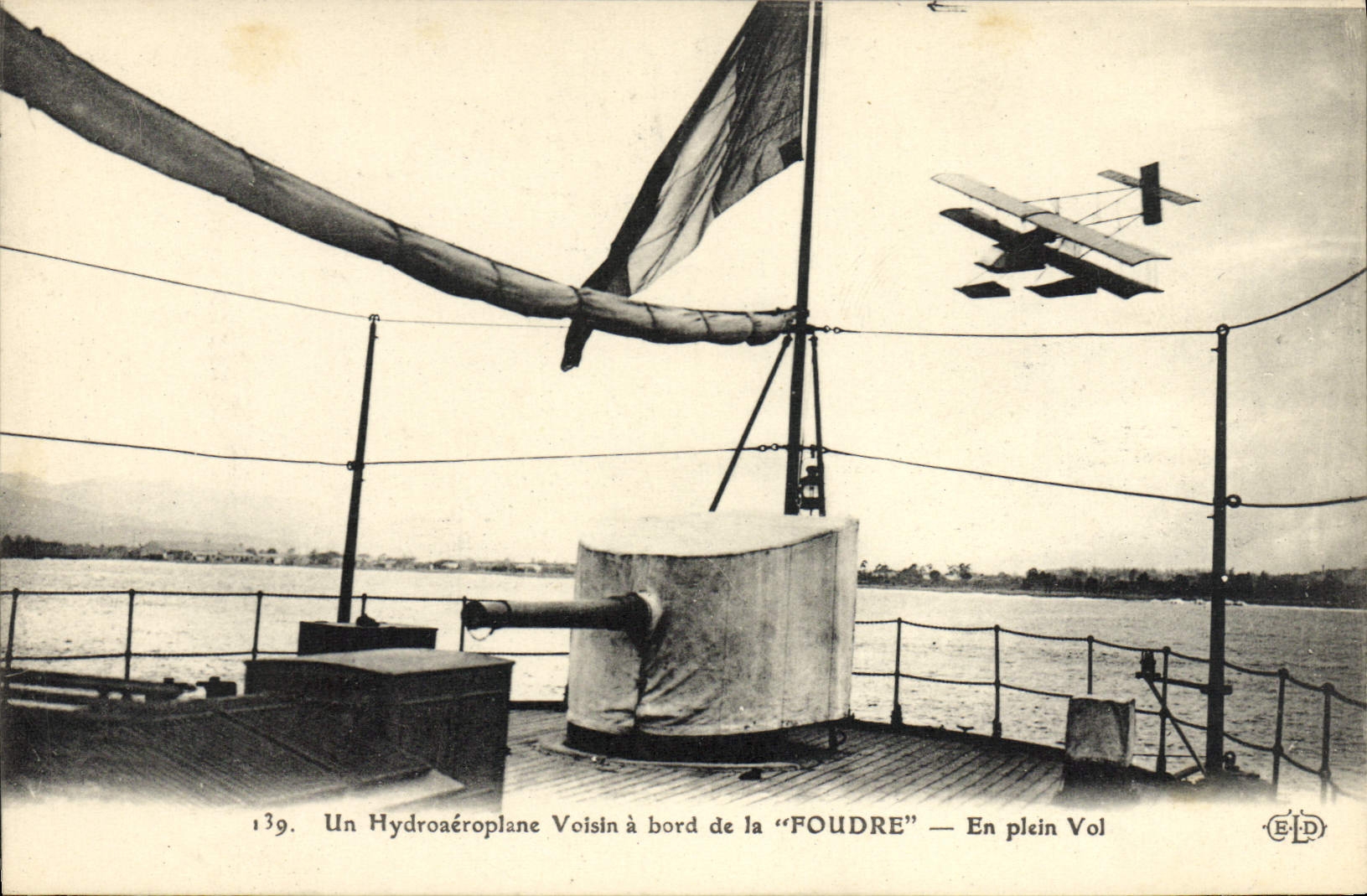 CPA Aviation Un hydroaeroplane Voisin a bord de la Foudre En plein vol 