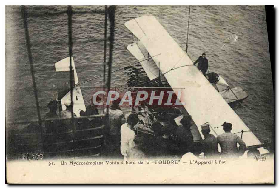 CPA Aviation Un Hydroaeroplane Voisin a bord de la Foudre L'appareil a flot 