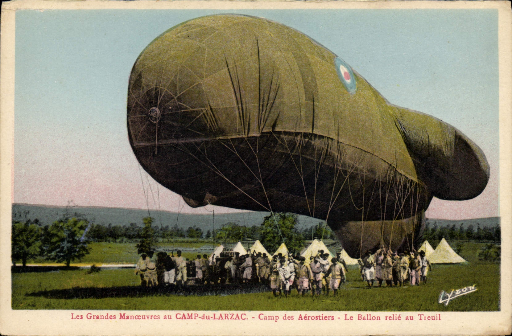 CPA Dirigeable Zeppelin Les grandes manoeuvres au Camp du Larzac Camp des aerostiers Le ballon relie au treuil