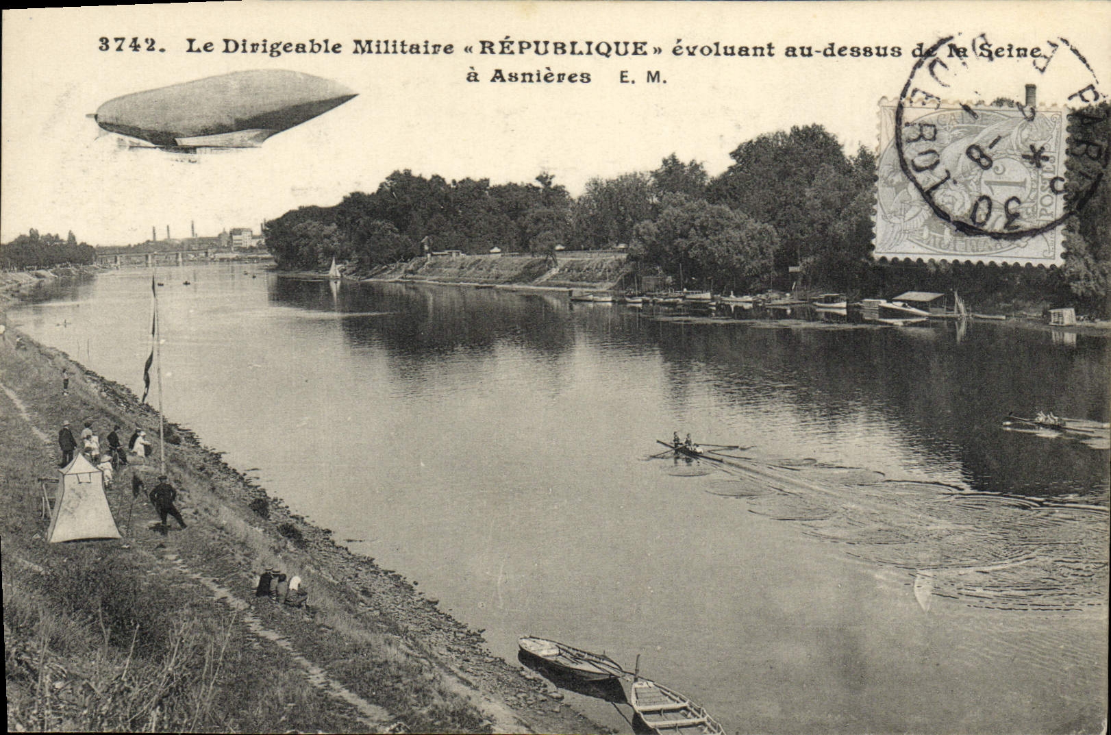 CPA Dirigeable militaire Republique evoluant au dessus de la Seine a Asnieres Zeppelin 