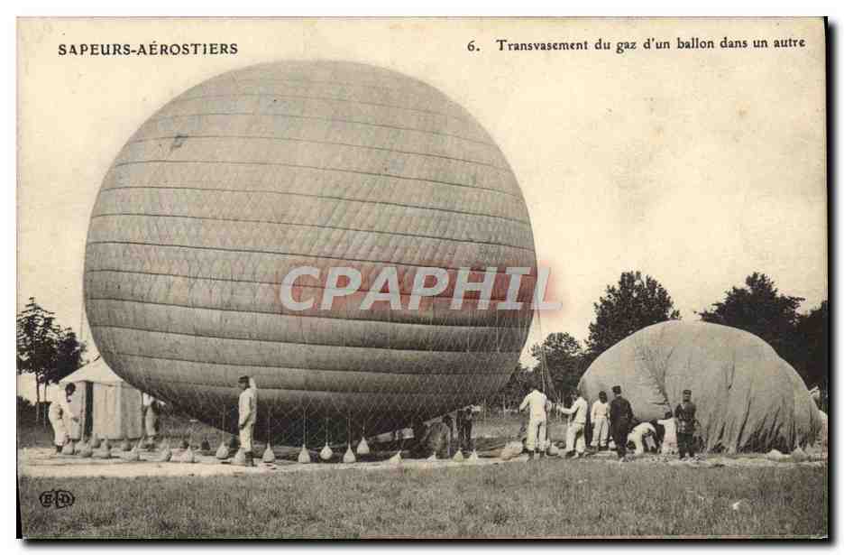 CPA Dirigeable Sapeurs aerostiers Transvasement du gaz d'un ballon dans un autre Zeppelin TOP