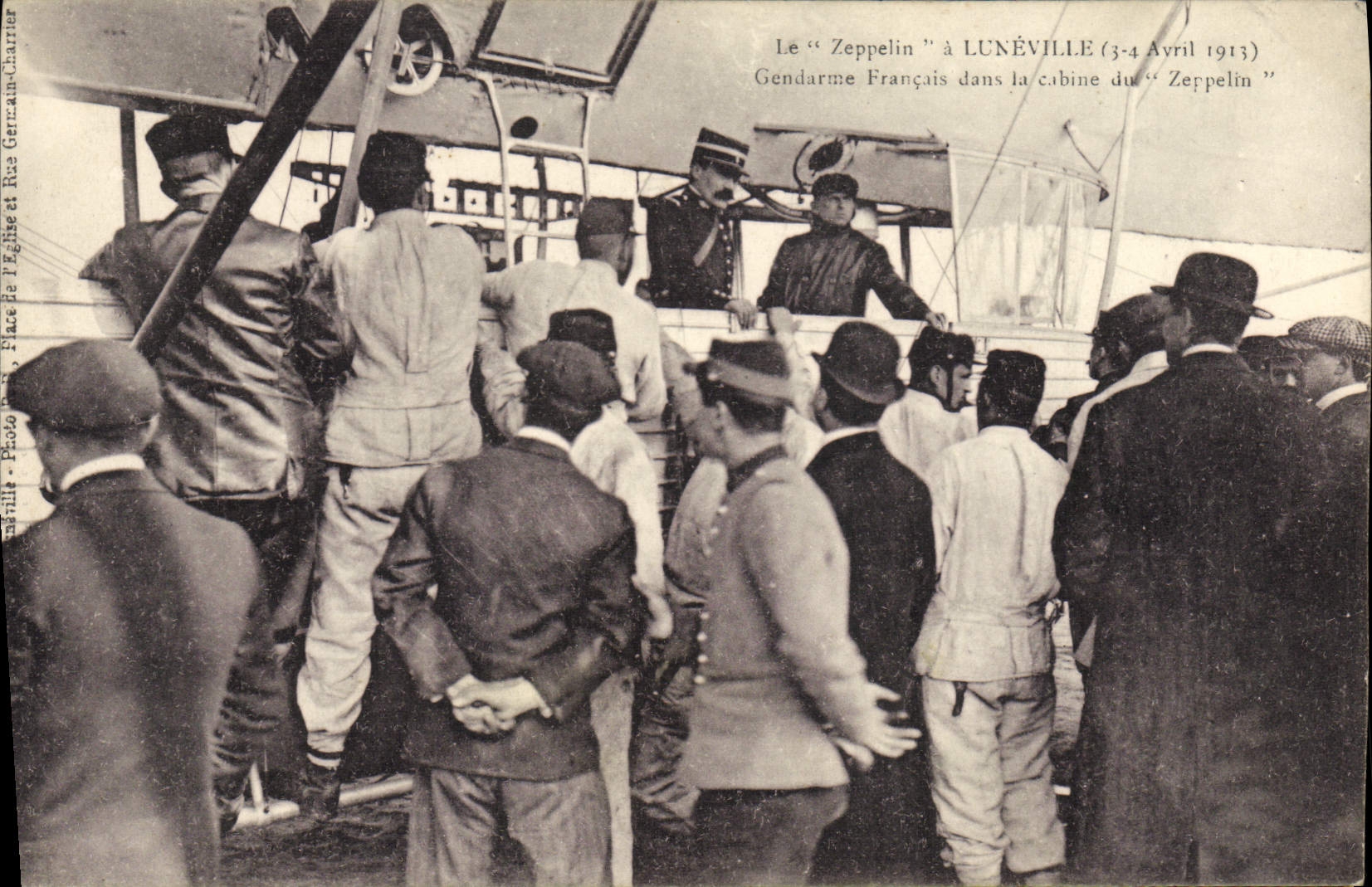CPA Dirigeable Zeppelin Luneville Gendarme francais dans la cabine 