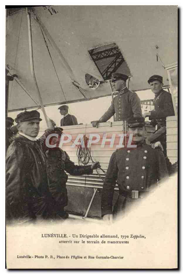 CPA Dirigeable Zeppelin Luneville Un dirigeable allemand atterrit sur le terrain de manoeuvres 