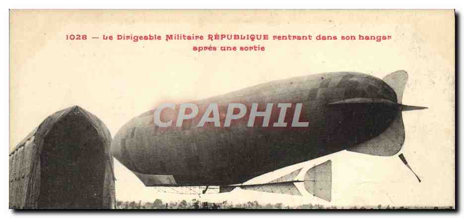 CPA Dirigeable Zeppelin Le dirigeable militaire Republique rentrant dans son hangar apres une sortie 