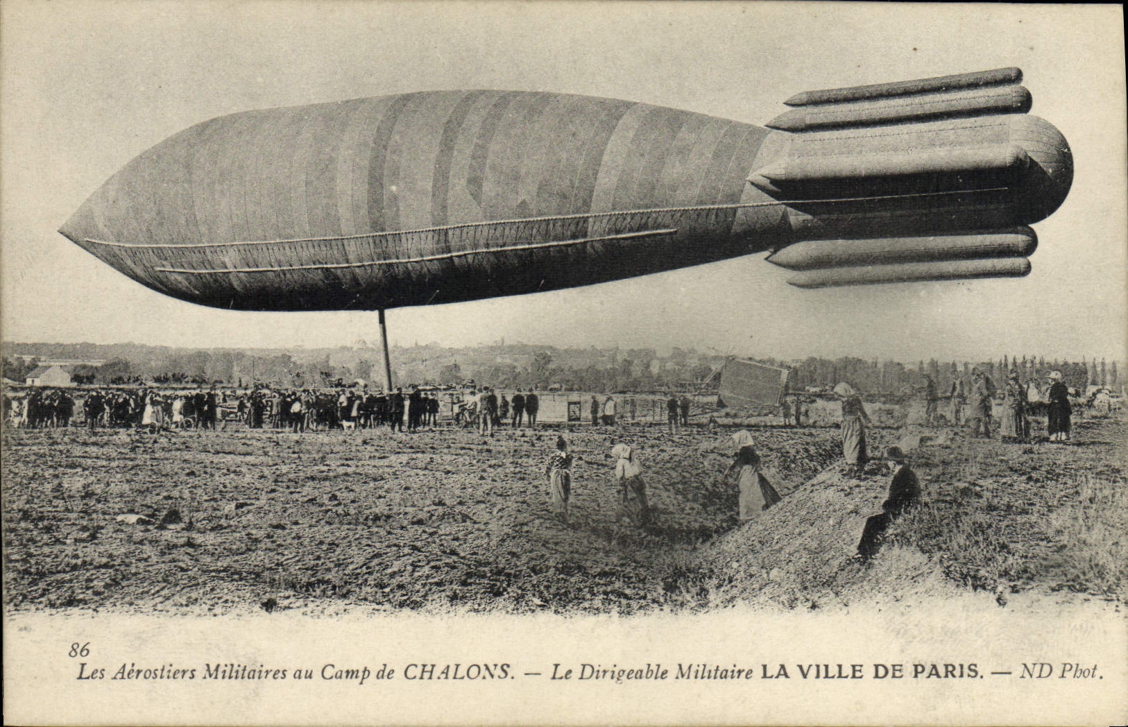 CPA Dirigeable Zeppelin Les aerostiers militaires du camp de Chalons Ville de Paris