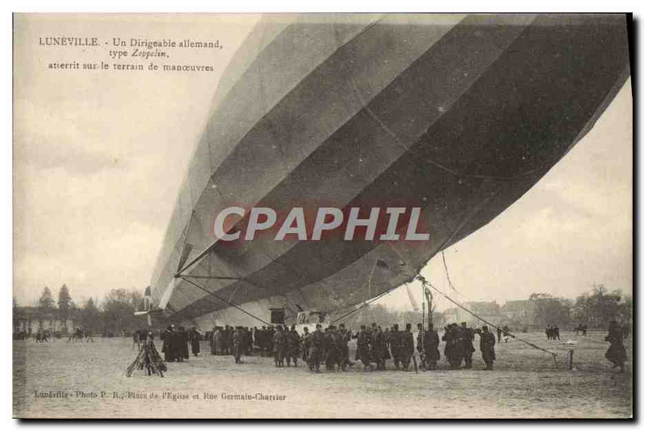 CPA Dirigeable Zeppelin Luneville Dirigeale allemand atterit sur le terrain de manoeuvres