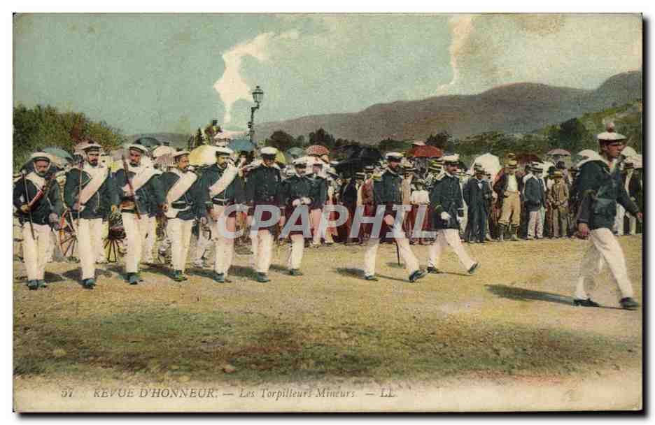 CPA Bateau Guerre Revue d'honneur Les torpilleurs mineurs Militaria
