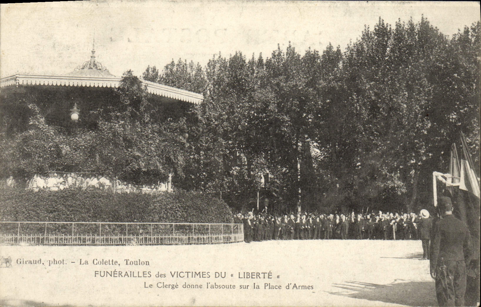 Funerales de las víctimas del « Liberté » — El clero da la absolución en la Plaza d'Armes — Giraud, fot. — La Colette, Toulon
