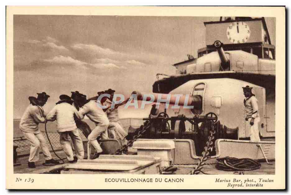 CPA Bateau Guerre Ecouvillonnage du canon 