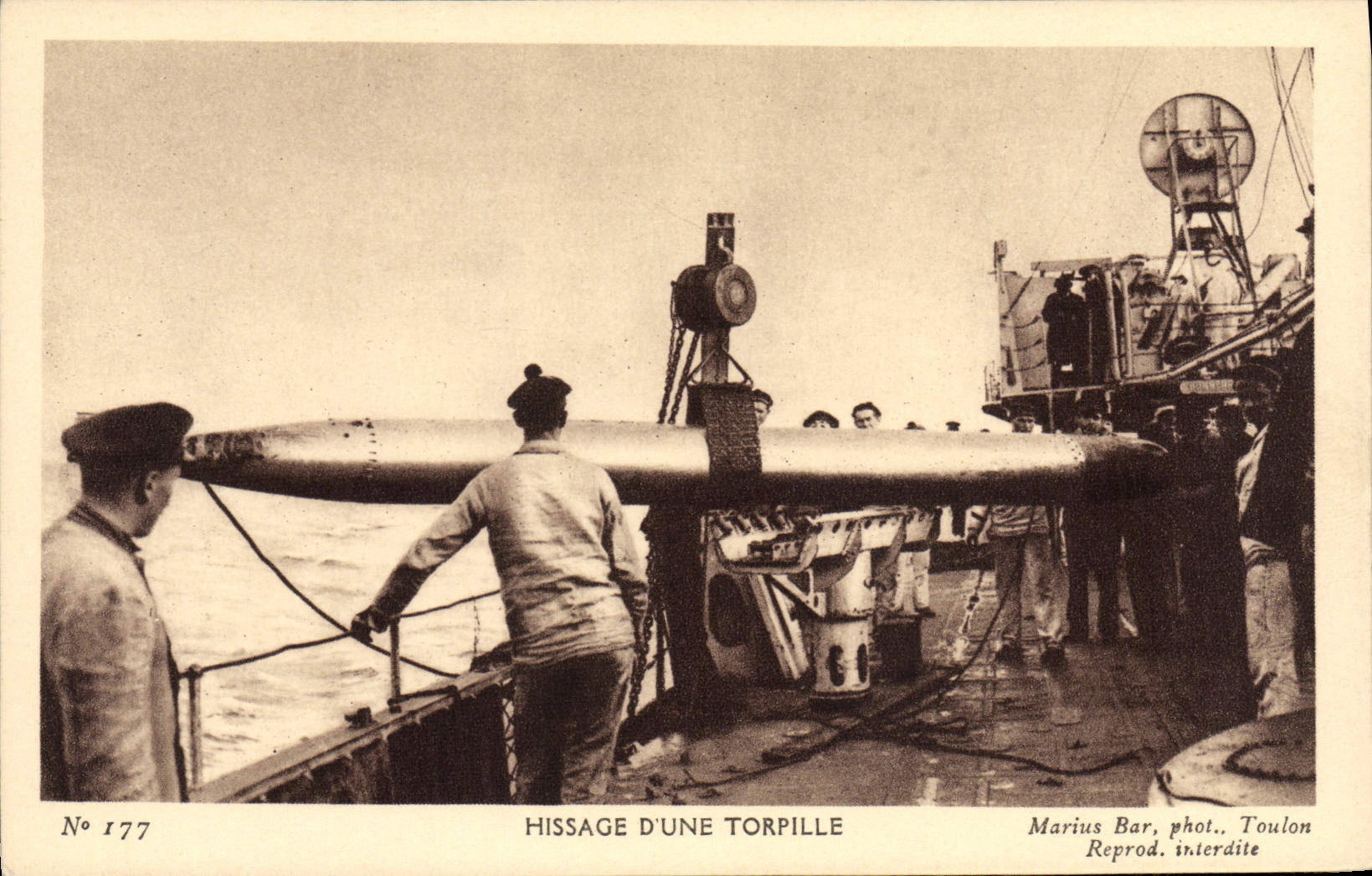 CPA Bateau Guerre Hissage d'une tourelle 