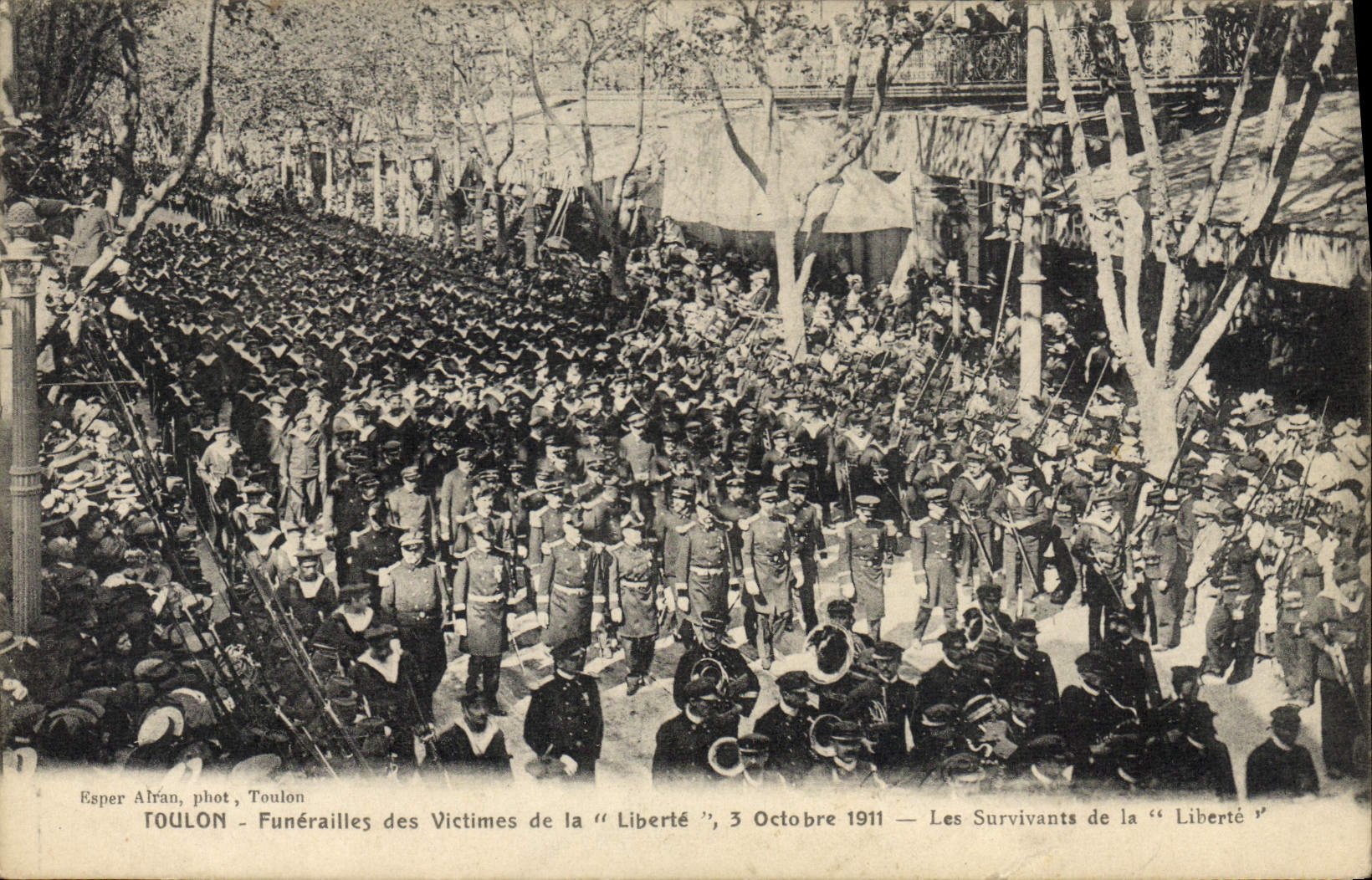 Toulon - Funérailles des Victimes de la « Liberté », 3 Octobre 1911 — Les Survivants de la « Liberté » — Esper Alfran, phot. Toulon