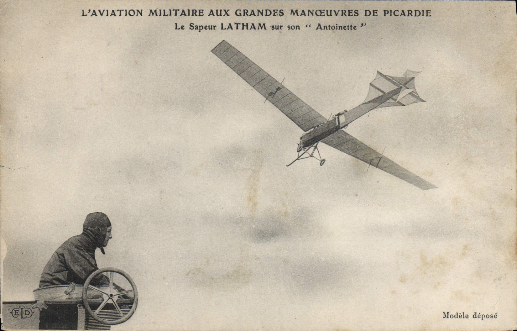 CPA Avion Aviation militaire aux grande manoeuvres de Picardie Le sapeur Latham sur son Antoinette