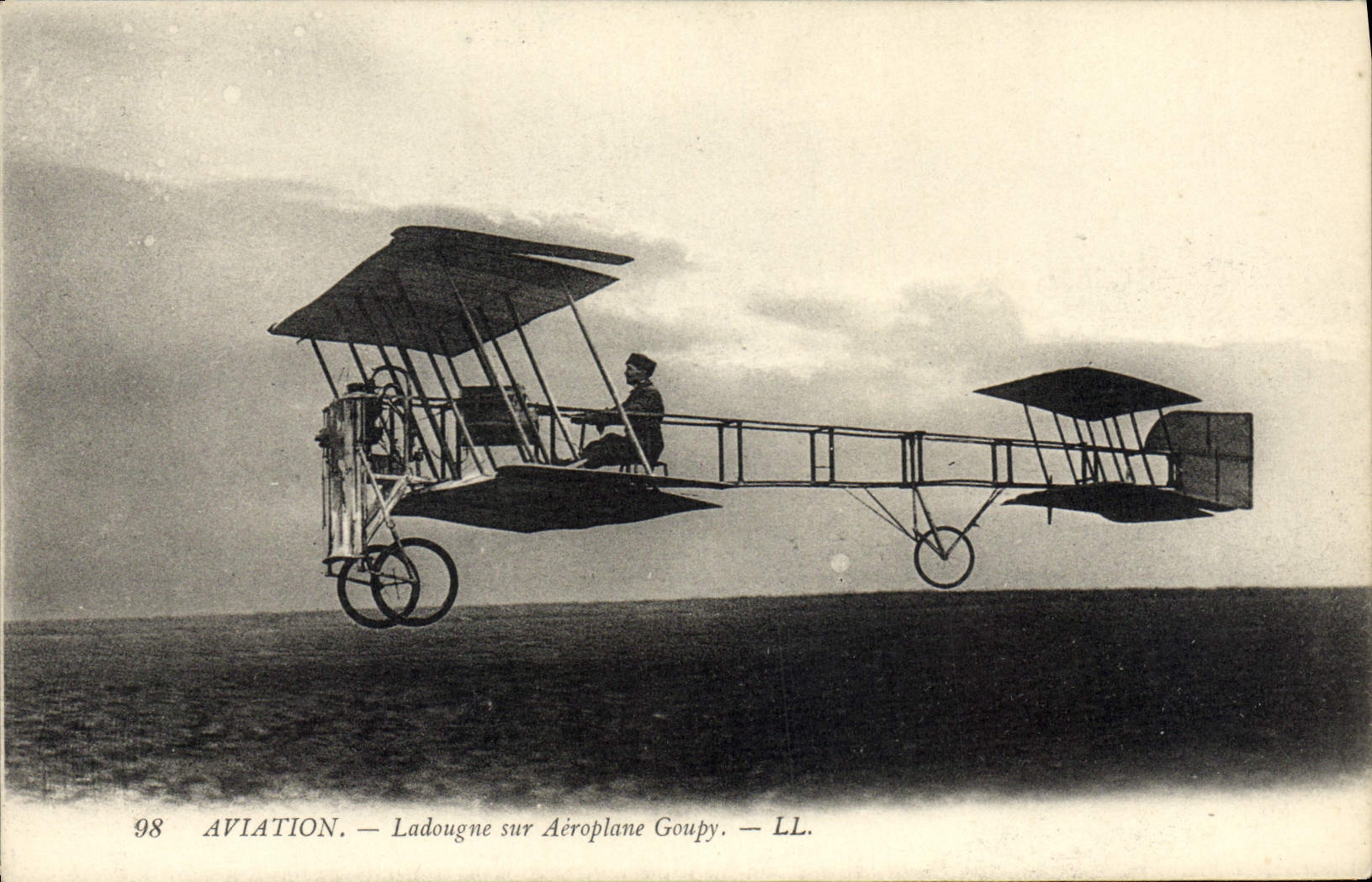 CPA Avion Aviation Ladougne sur aeroplane Goupy