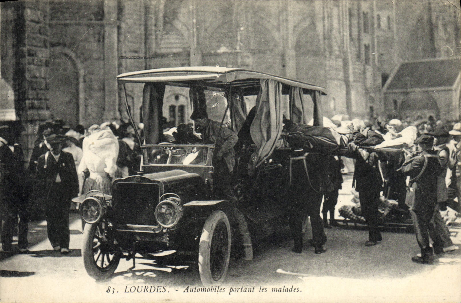 Lourdes — Automóviles que transportan enfermos — Edición F. Viron, n° 83