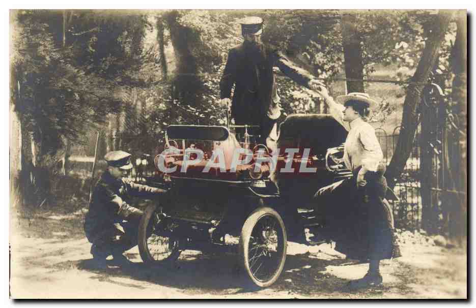 Scène avec voiture ancienne — trois personnes — carte postale roumaine
