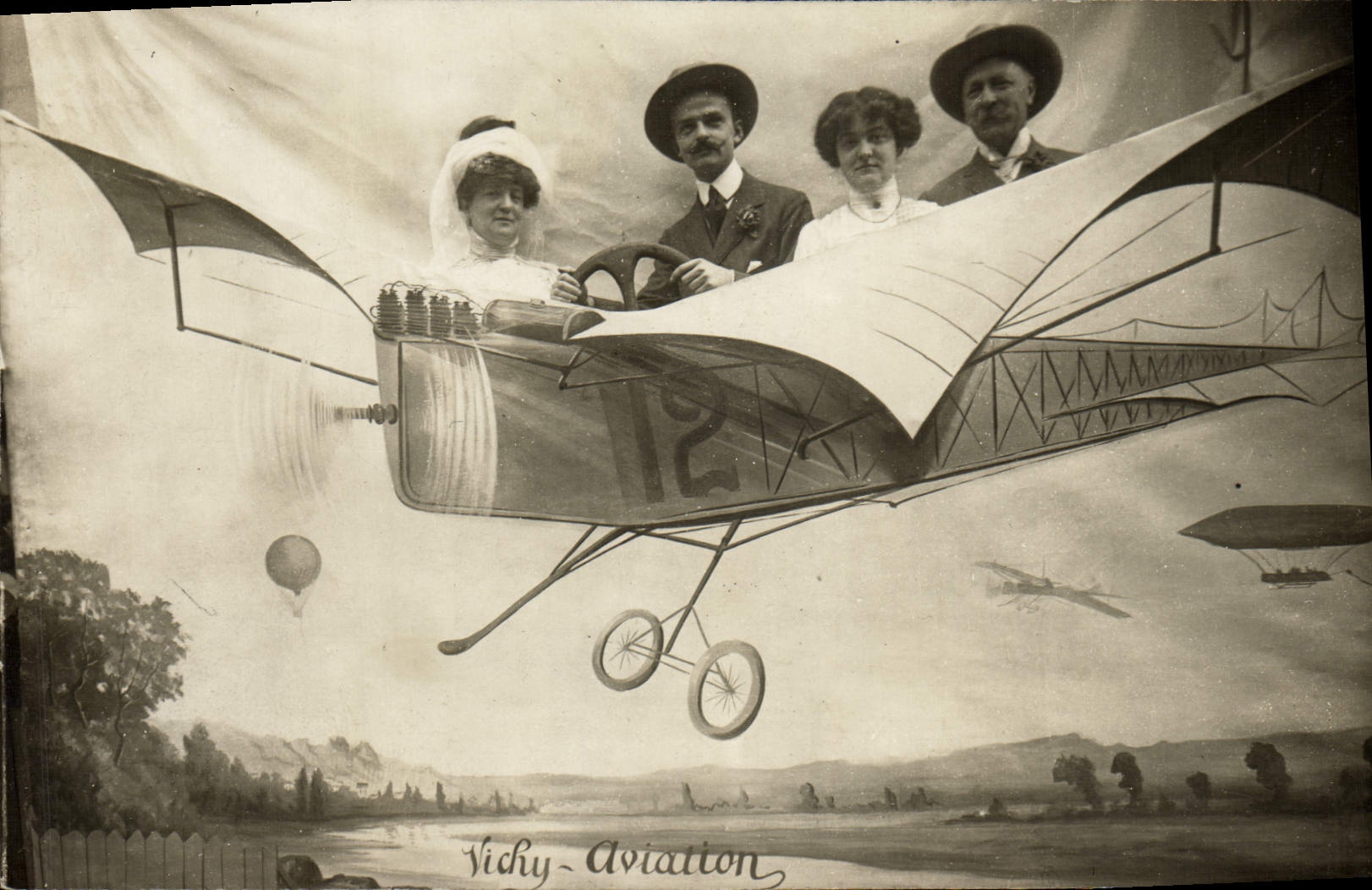 CARTE PHOTO Fantaisie Avion Aviation Vichy Aviation Marquis de Mailly Nesle Pracomtal
