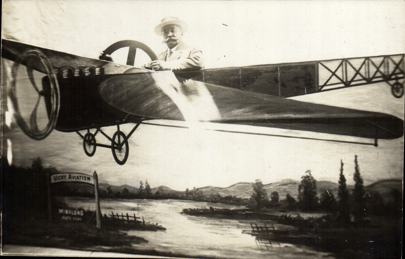 CARTE PHOTO Fantaisie Avion Aviation Homme Vichy Aviation