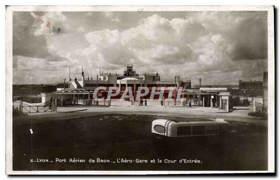CPA Avion Aviation Lyon Porte aerien de Bron L'aero gare et la cour d'entree