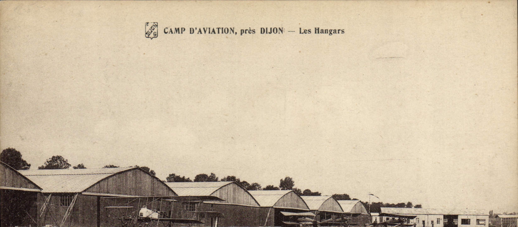 CPA Avion Aviation Camp d'aviation pres Dijon Les hangars