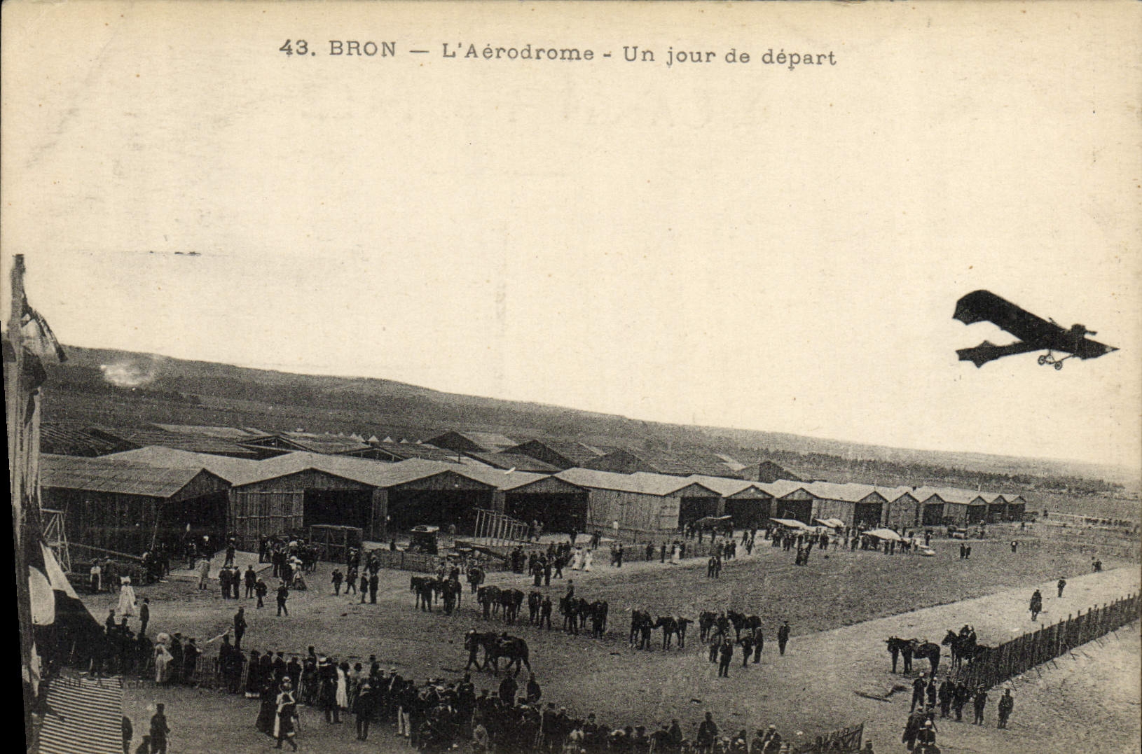 CPA Avion Aviation Bron l'aerodrome Un jour de depart