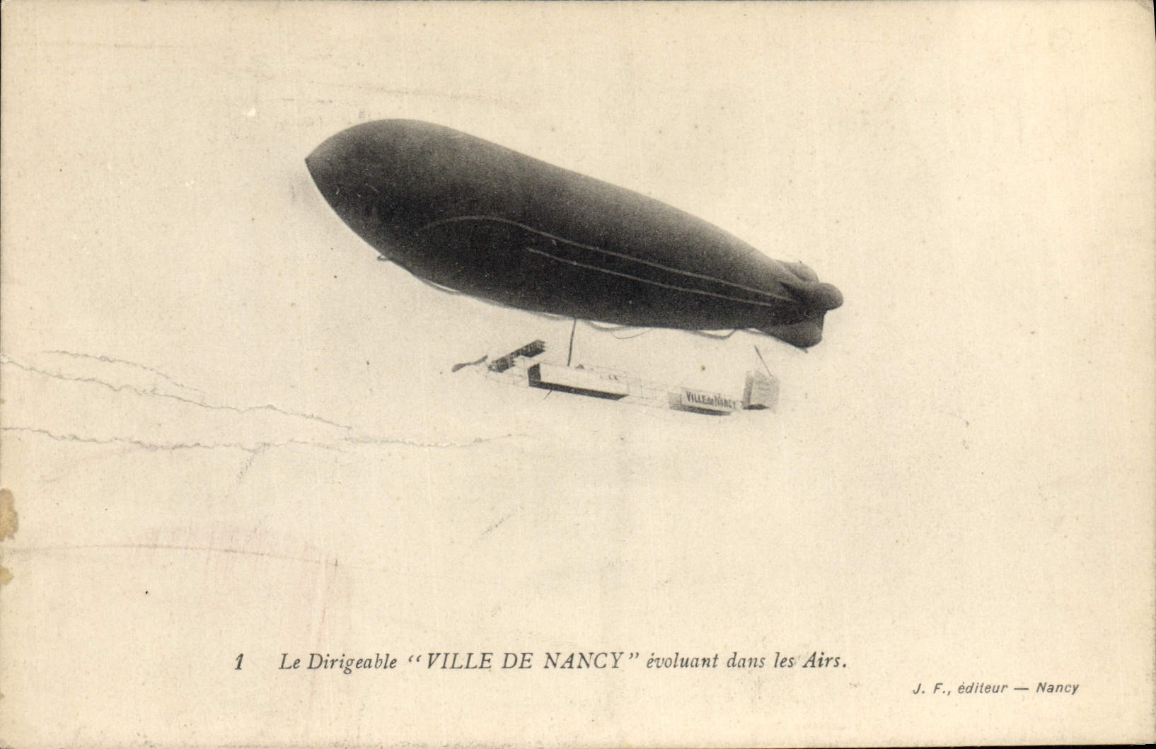 CPA Avion Aviation Dirigeable Zeppelin Ville de Nancy evoluant dans les airs 