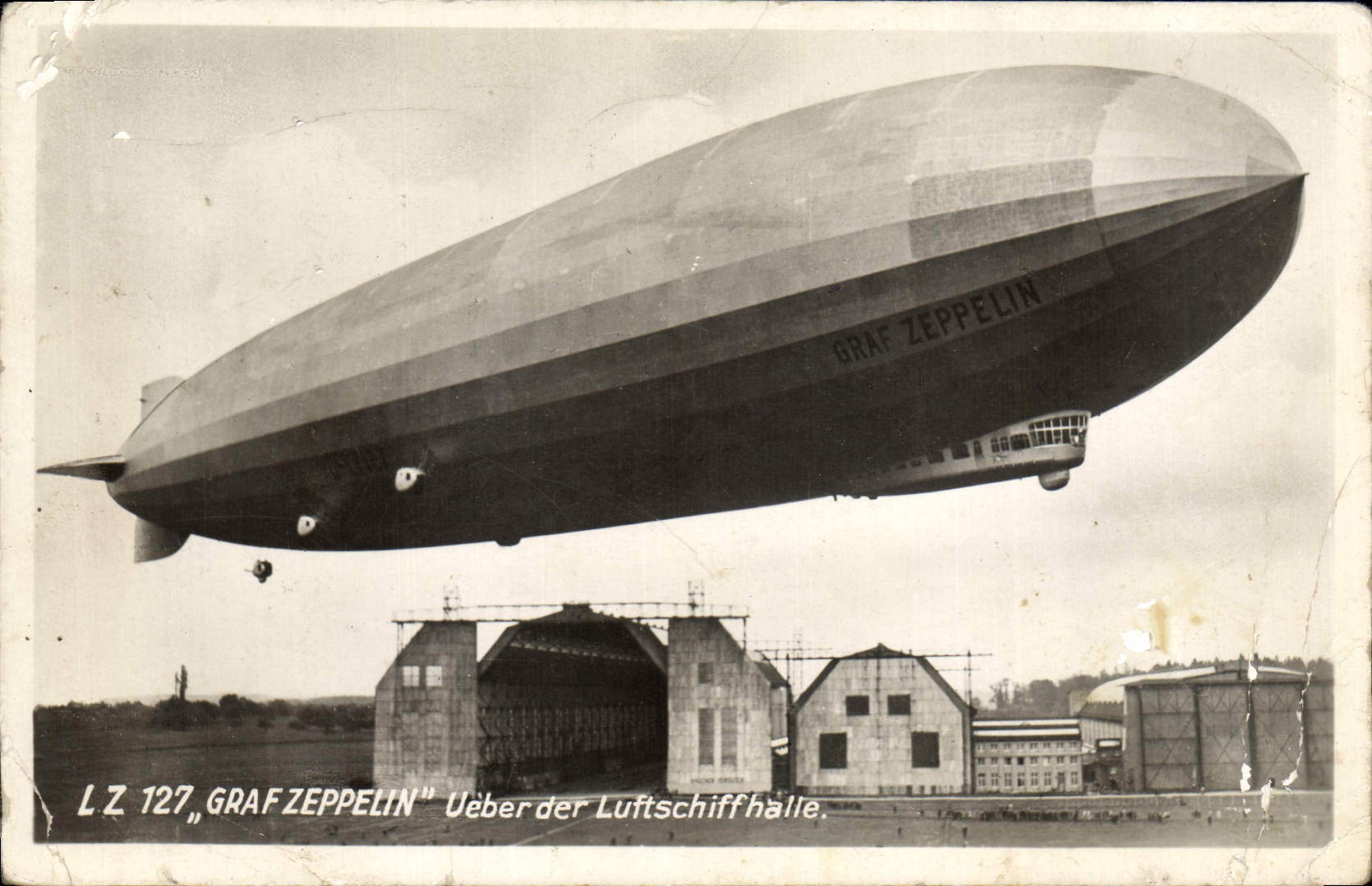 CPA Avion Aviation Dirigeable Zeppelin Graf Zeppelin ueber der Luftschiffhalte 