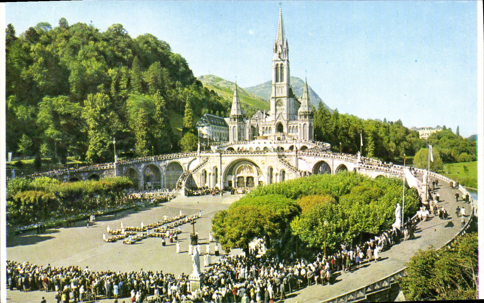 CPM Lourdes Les Malades Assistant au Chemin de Croix